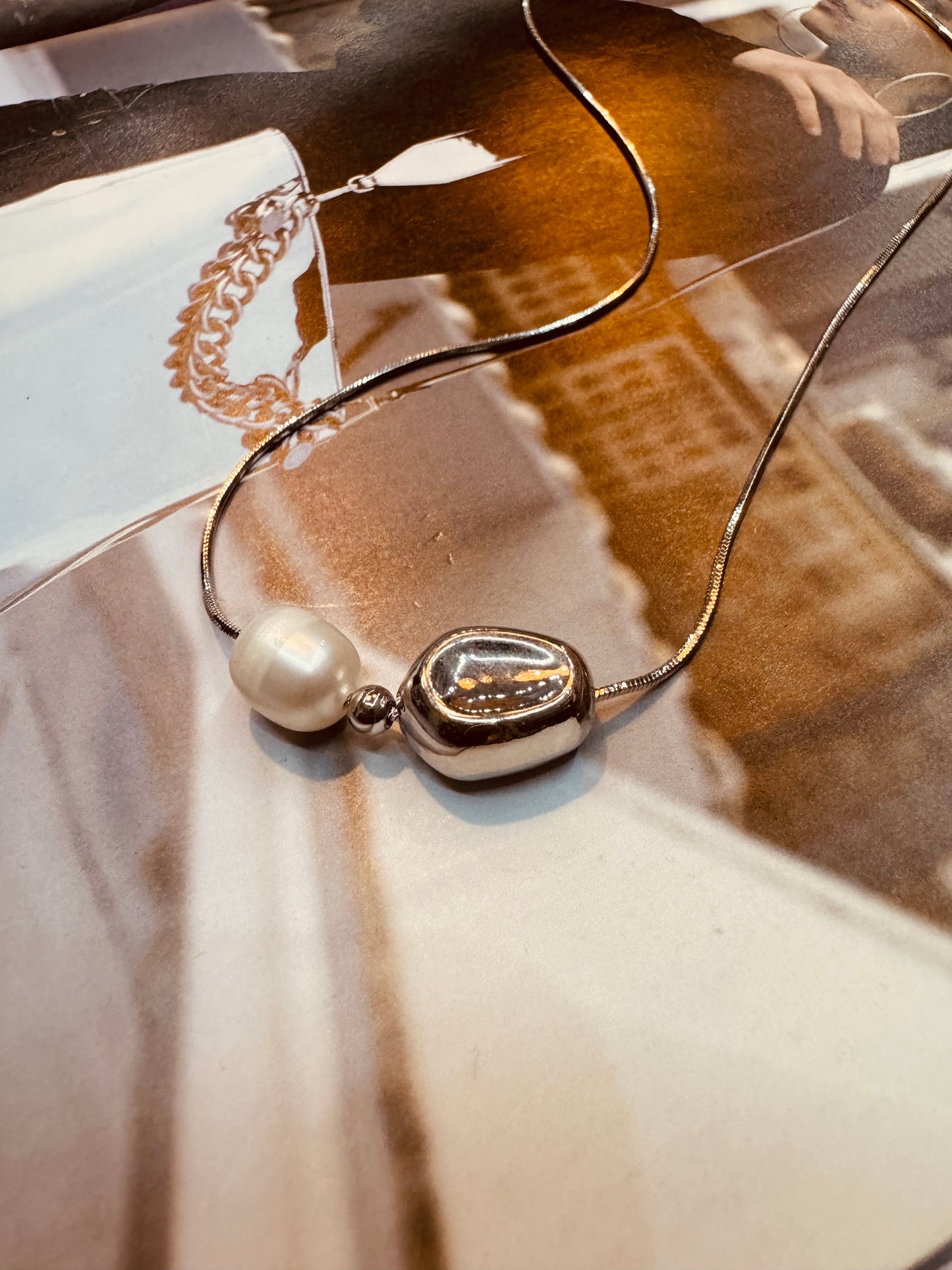 Collar Minimalista con Perla y Detalle Metálico Chapado en Oro o Plata