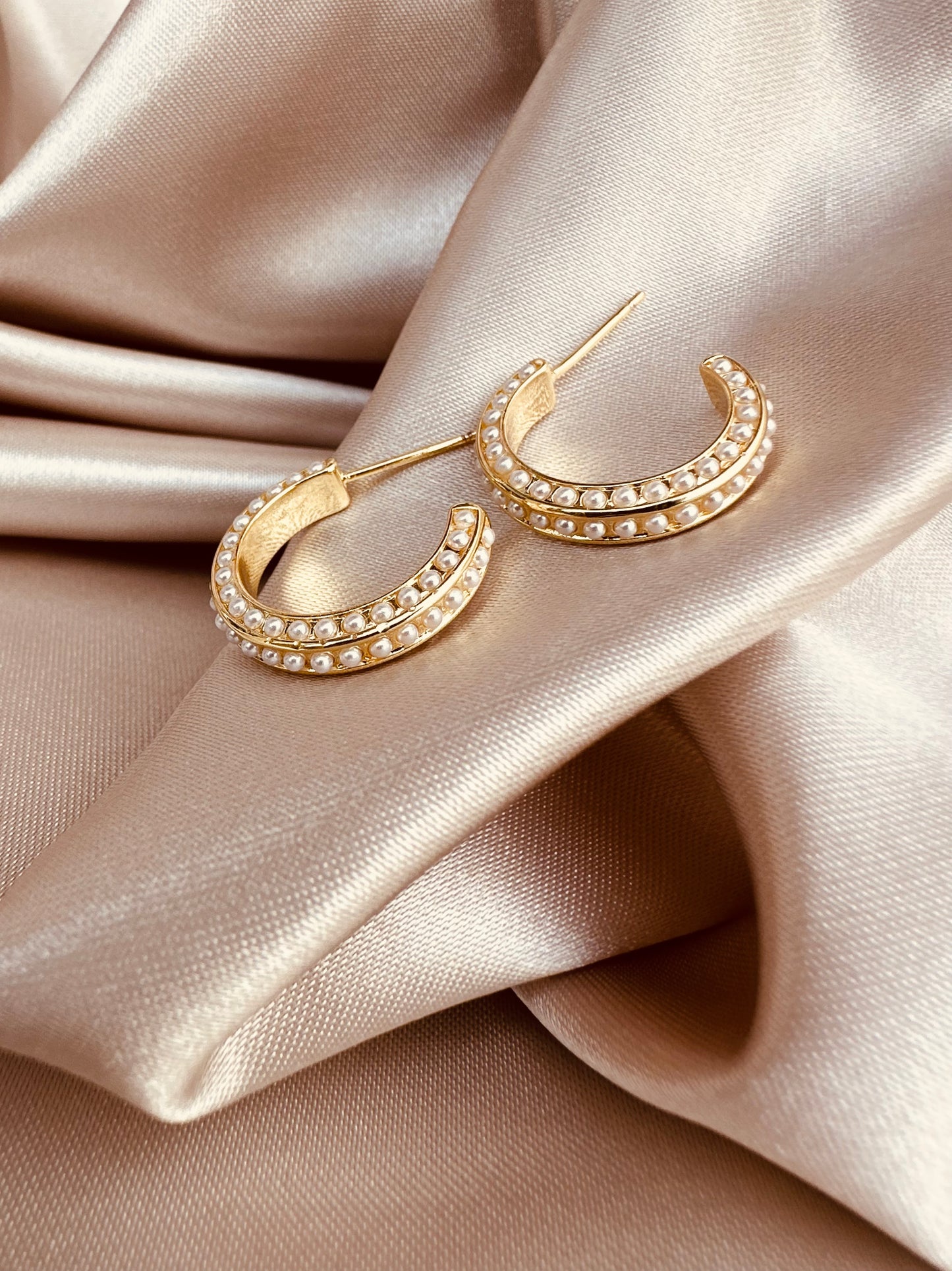 Arracadas Doradas con Detalles de Perlas