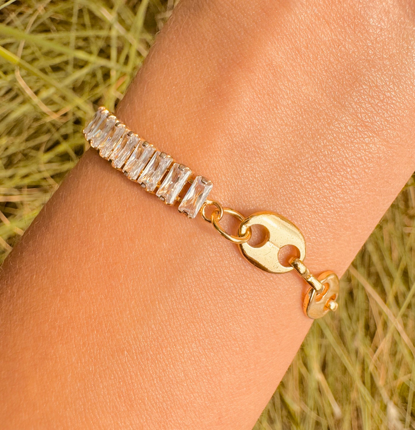 Pulsera elegante de eslabones y circonias chapada en oro de 18K