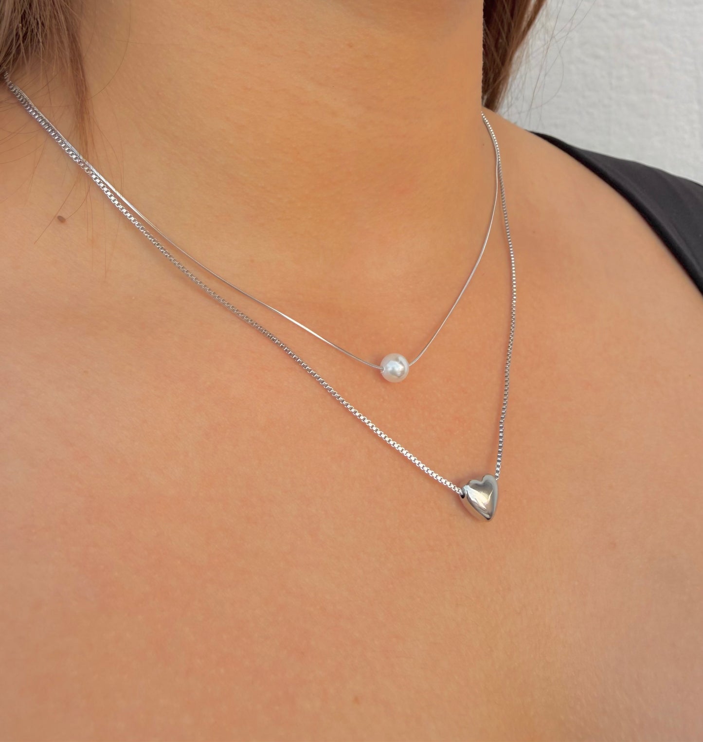 Collar Doble Corazón & Perla – Plata