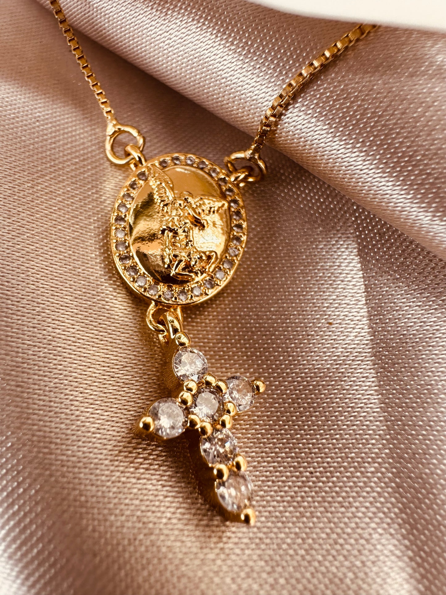 Collar Religiosos con Cruz de Zirconias