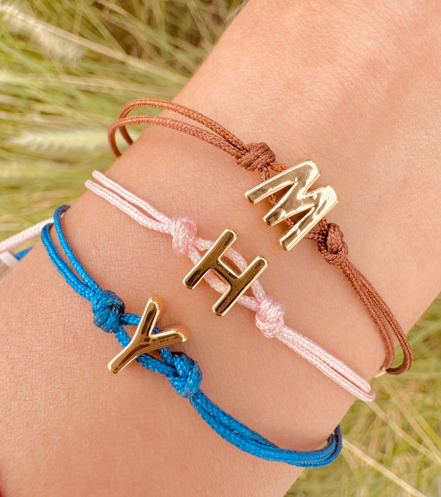 Pulseras personalizadas con inicial chapada en oro de 18K
