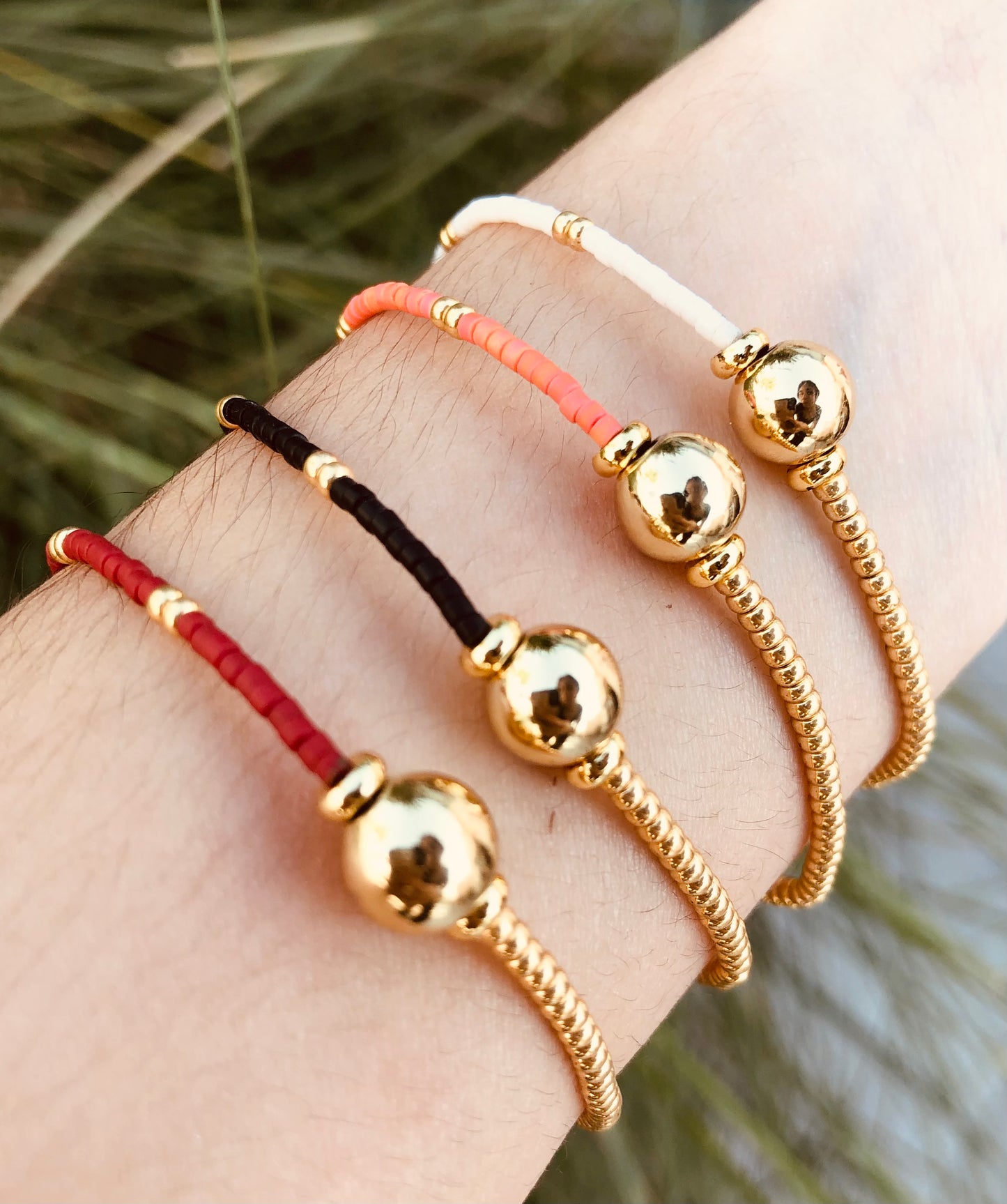 Pulseras Minimalistas con Detalle Dorado