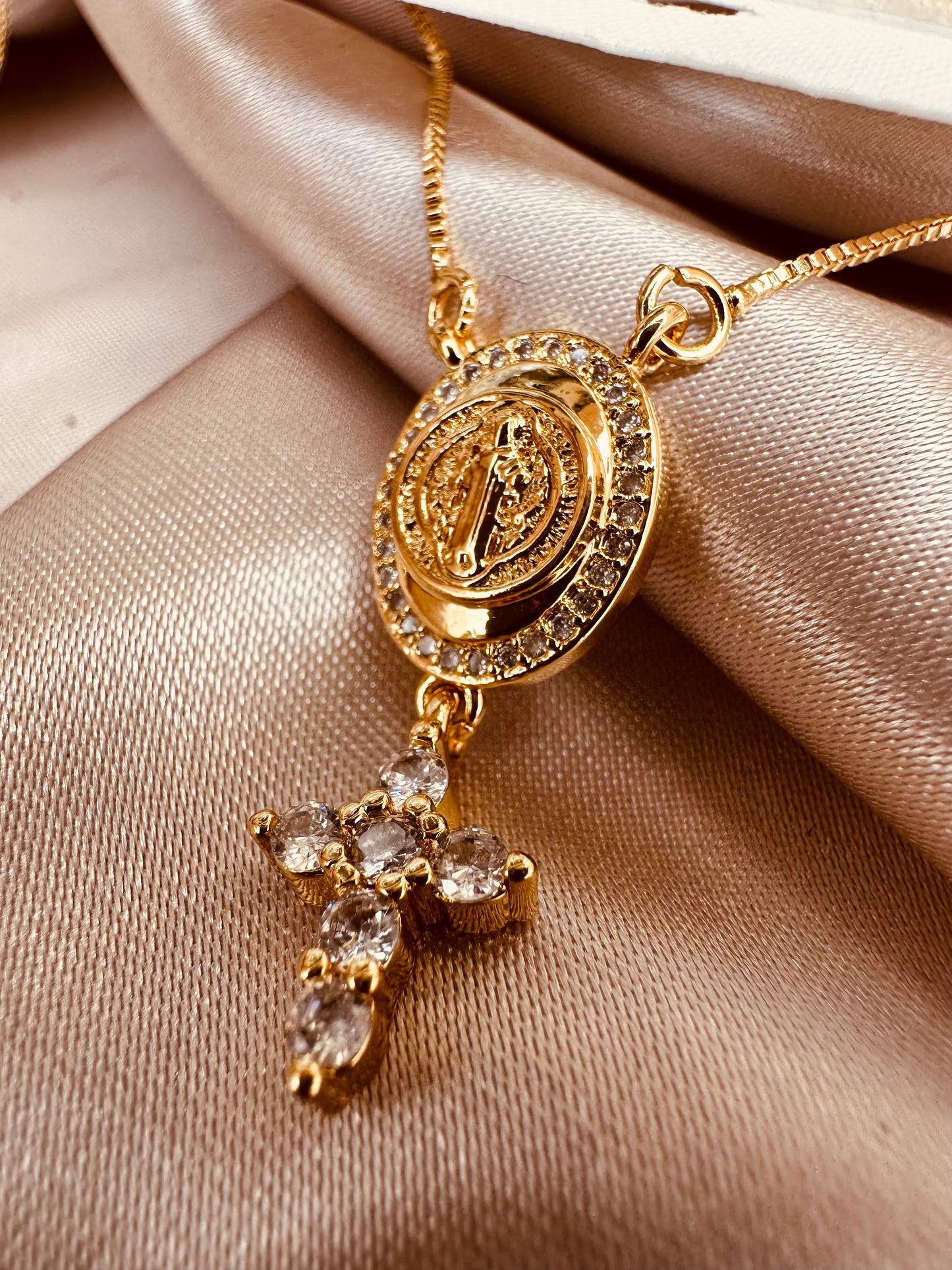 Collar Religiosos con Cruz de Zirconias