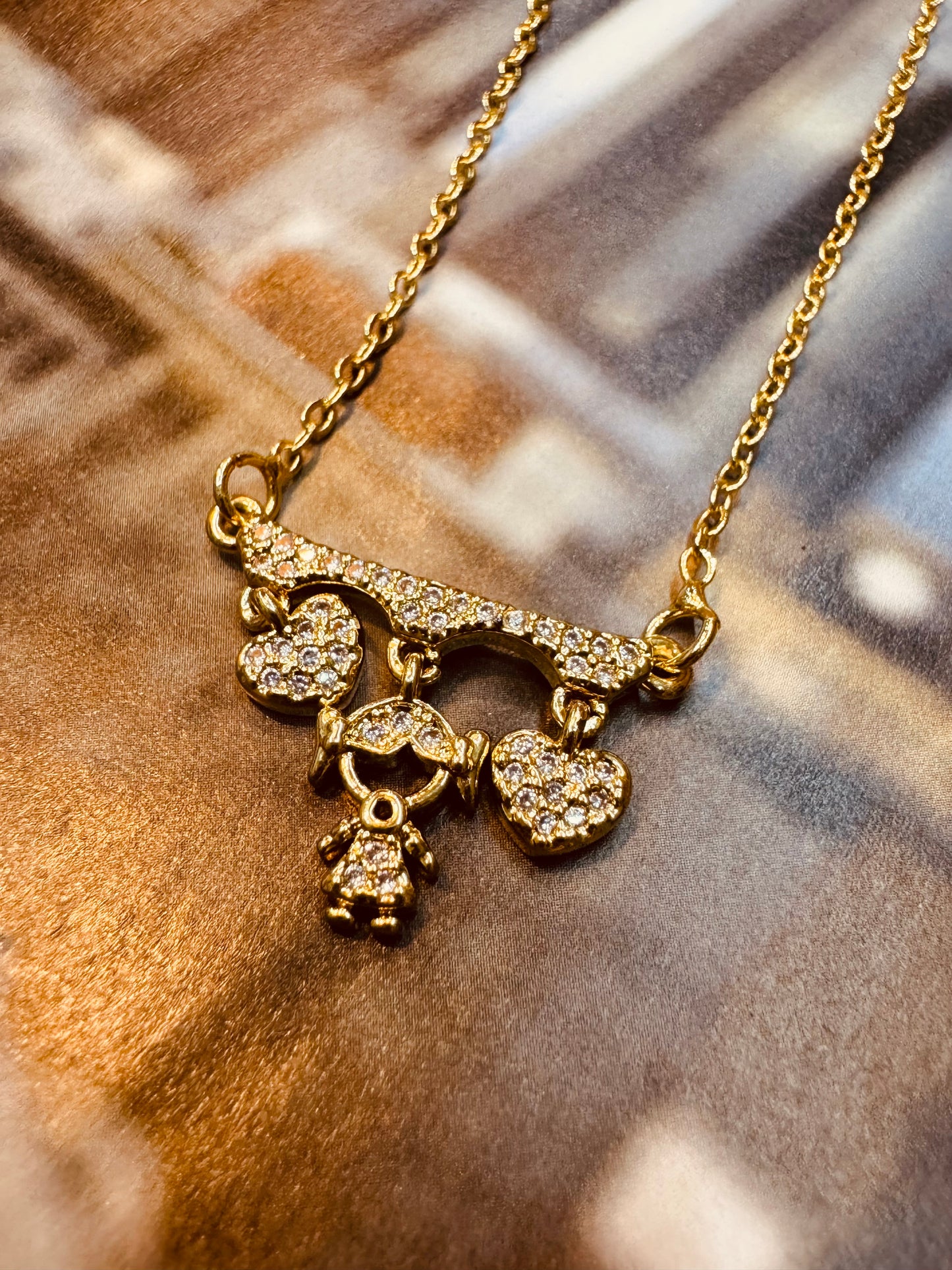Collar con Dije de Niña y Corazones Chapado en Oro de 18K