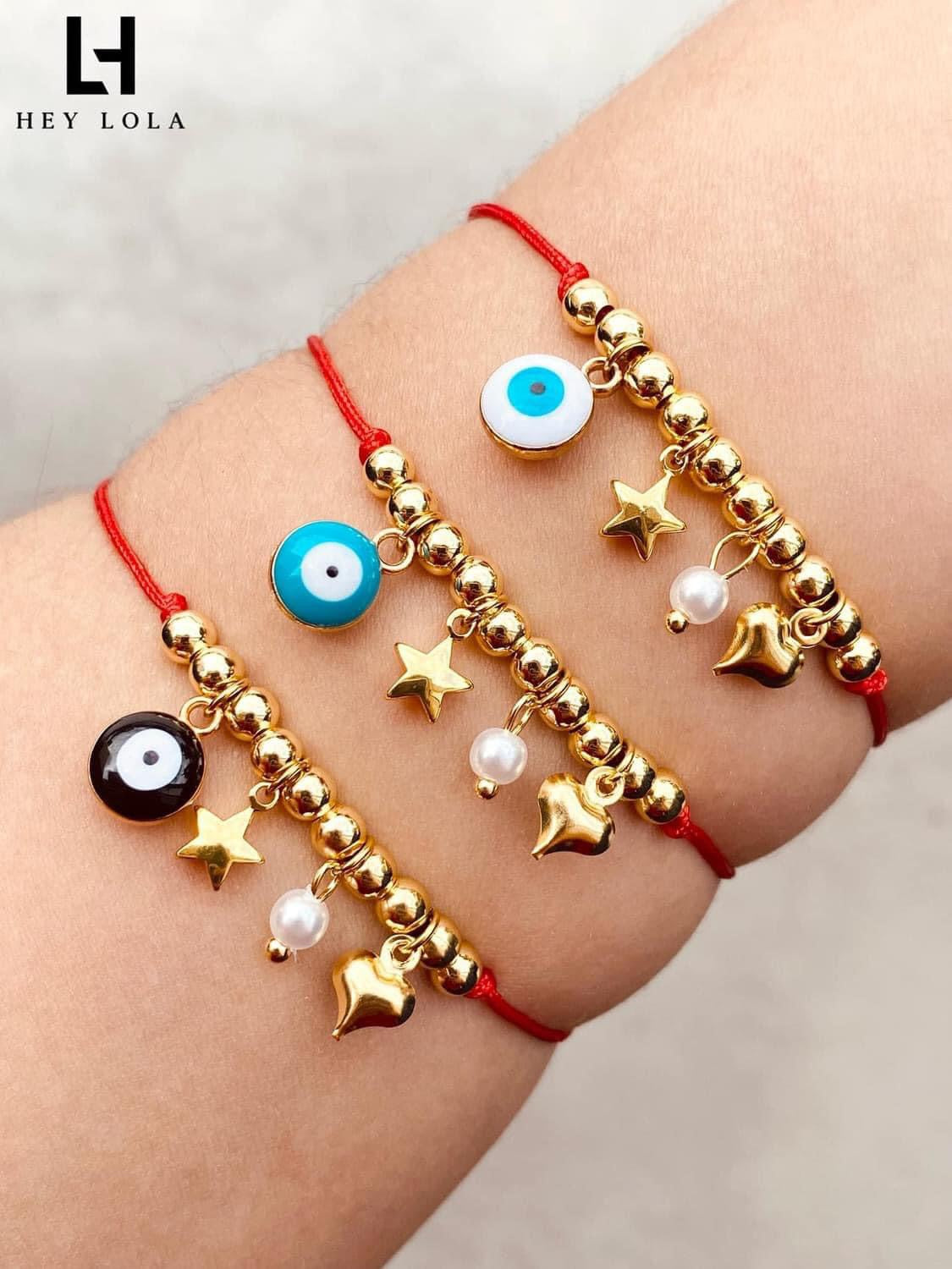 Pulsera Protectora con Hilo Rojo y Dijes Chapados en Oro