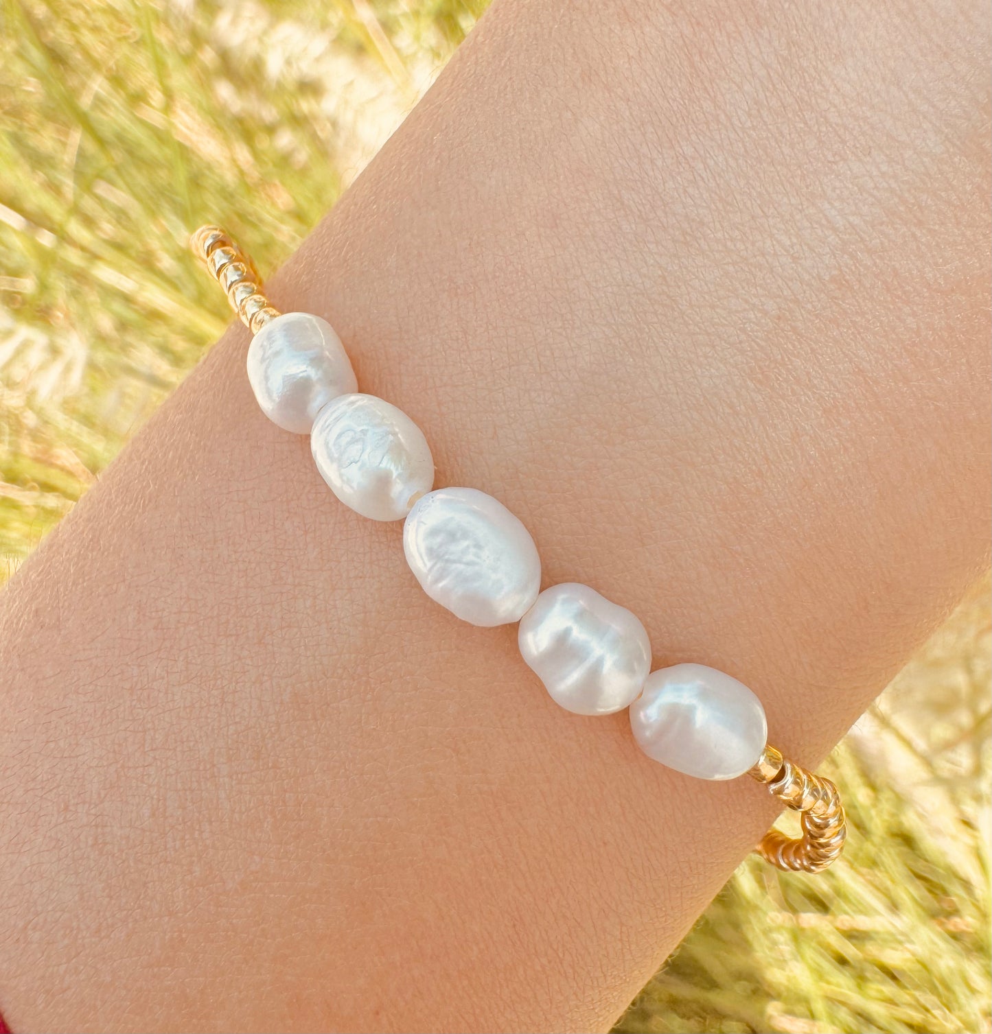 Pulsera de Perlas Cultivadas con Detalles Dorados