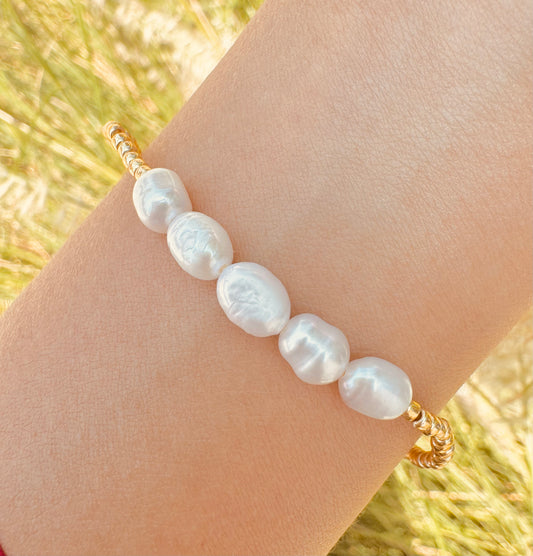 Pulsera de Perlas Cultivadas con Detalles Dorados